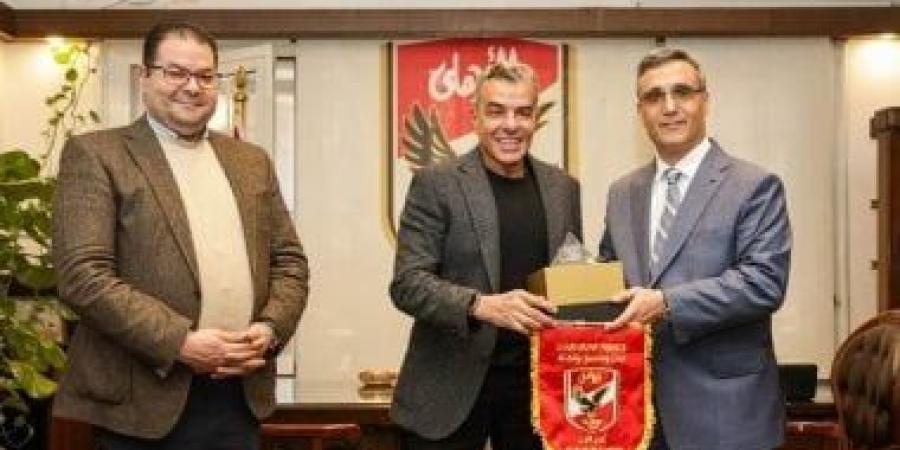 الأهلي يستقبل السفير الجزائري بالقاهرة قبل مباراة شباب بلوزداد