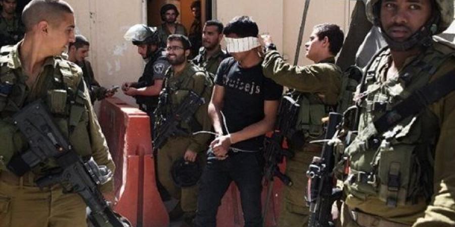 الاحتلال الإسرائيلي يعتقل 15 فلسطينيا بالضفة الغربية خلال الليلة الماضية