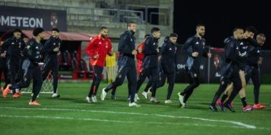 كولر يناقش مع معاونيه برنامج الأهلى لمواجهة شباب بلوزداد فى دورى الأبطال