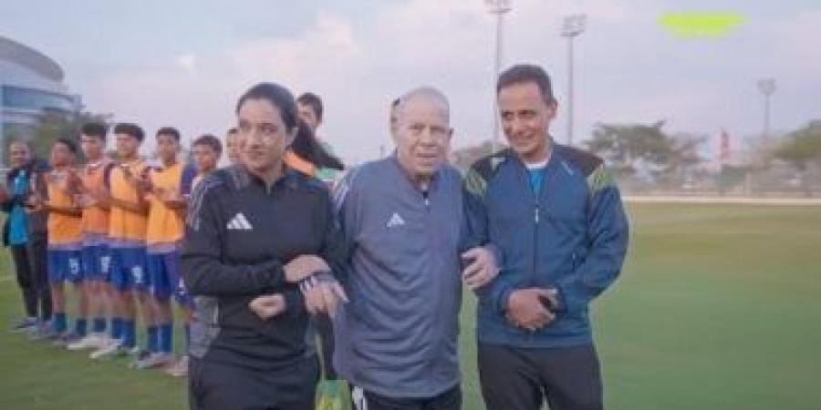 كابيتانو مصر يمنح محمود أبو رجيلة درع البرنامج.. ونصيحة خاصة من "نجم الزمالك"