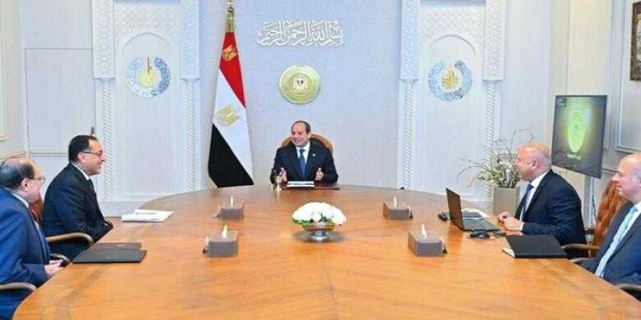 الرئيس السيسي يجتمع مع رئيس الوزراء ووزير النقل والصناعة