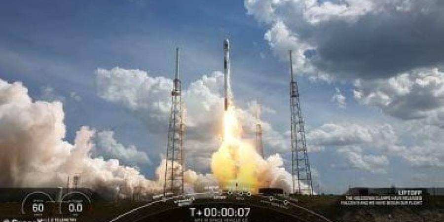 تفاصيل إطلاق SpaceX لـ21 قمرا صناعيا جديدا للانترنت الفضائى من فلوريدا