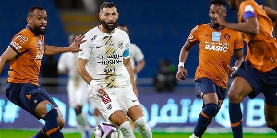 اتحاد جدة يهدي صدارة الدوري السعودي للهلال بالتعادل مع الفيحاء