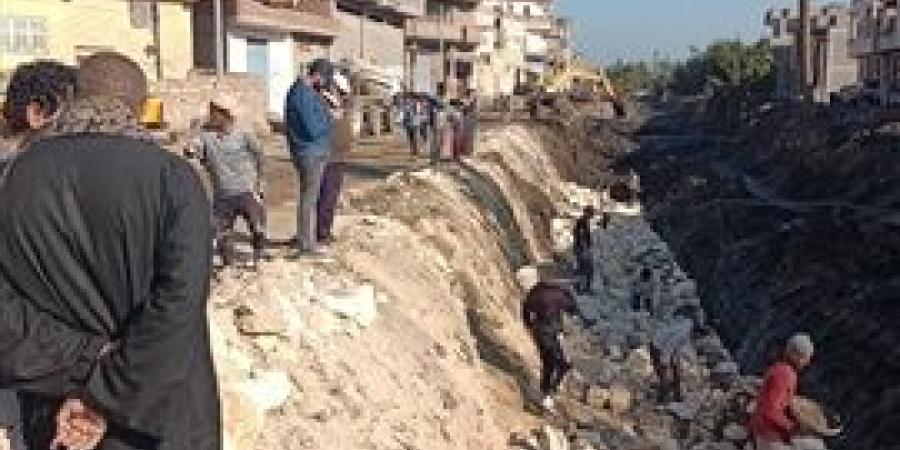 متابعه الأعمال الجارية بطريق زاوية غزال - نخنوخ المغازي بمركز المحمودية بتكلفة 15 مليون جنيه