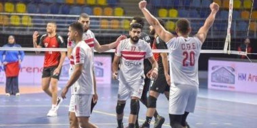 الزمالك بالزي الأبيض والليبرو بالزى الأسود فى البطولة العربية للكرة الطائرة