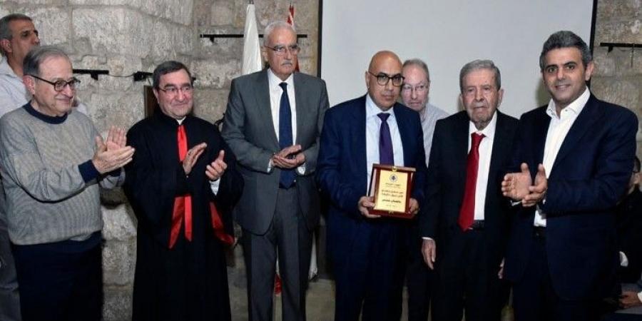 جعجع في تكريم نبيل خليفة: حمل سلاحًا أقوى من البندقية وهو سلاح الفكر