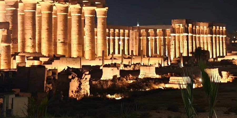 سحر تماثيل الملوك بمعبد الأقصر.. الإضاءة ليلا تجذب سياح العالم.. صور
