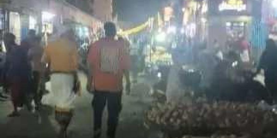 الحر الشديد والاختناق يدفعان أهالي الشيخ عثمان إلى الهروب من منازلهم بحثاً عن هواء نقي
