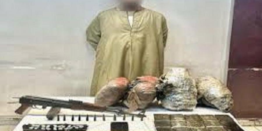 ضبط تاجر سموم بالعديسات جنوب الأقصر وبحوزته حشيش وتامول