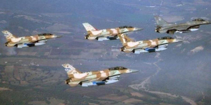 طيران الاحتلال يقصف مجموعة من المواطنين الفلسطينيين في مدينة غزة