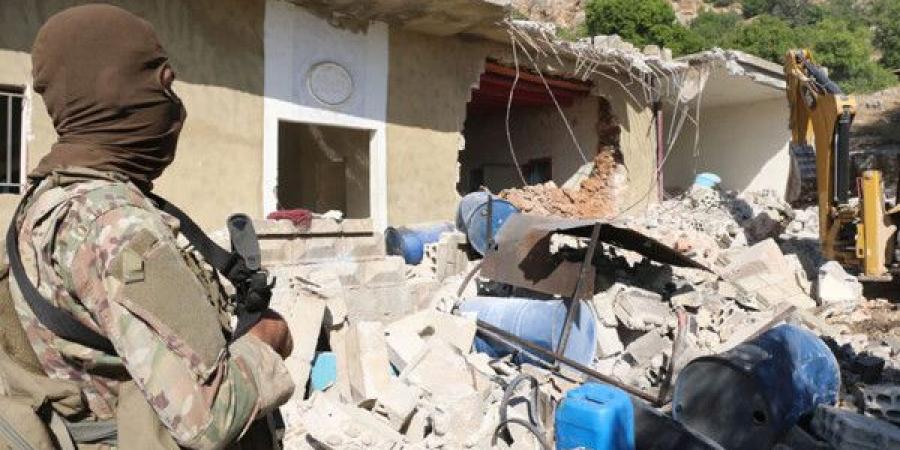 الجيش: هدم معامل لتصنيع الكبتاغون في الهرمل ودهم منازل مطلوبين وتوقيف أشخاص في مناطق مختلفة