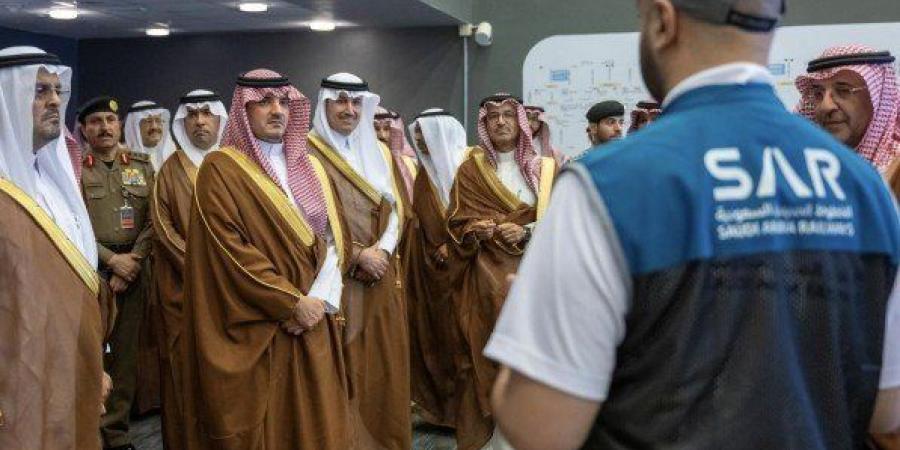 وزير الداخلية السعودي يتابع سير العمل في مركز العمليات والتحكم بقطار المشاعر المقدسة في مشعر عرفات