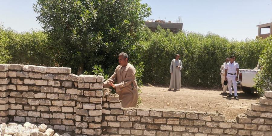 إزالة ٣ حالات تعدى على أراضى أملاك الدولة بأرمنت جنوب غرب الأقصر