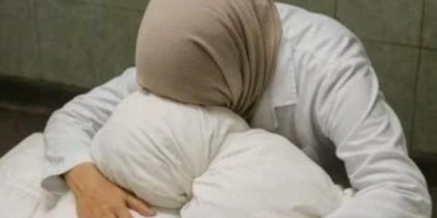 استشهاد زوج الطبيبة آلاء النجار المفجوعة بفقد أبنائها التسعة في قصف للاحتلال
