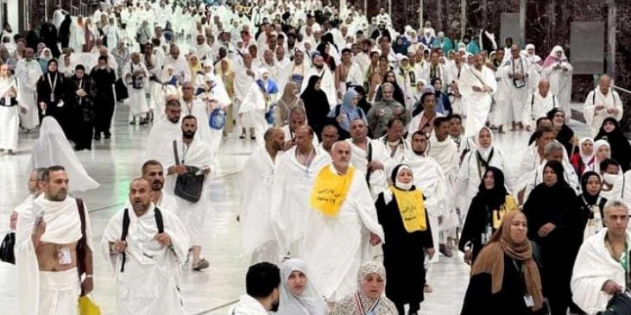الحجاج يتوافدون إلى مكة وسط تدابير مشددة ودرجات حرارة مرتفعة