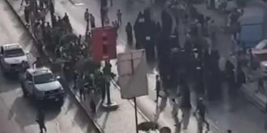 مدير أمن عدن يوقف جنديًا ويحيله للتحقيق بعد اعتداء لفظي على متظاهرات في الشارع الرئيسي