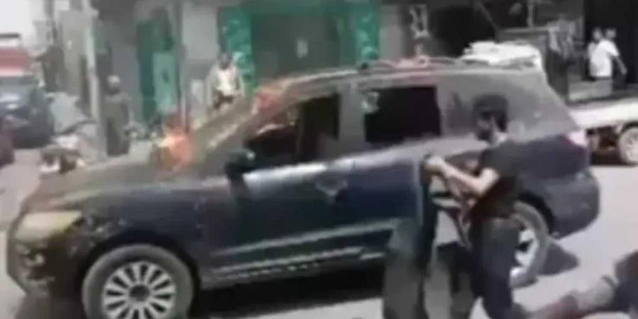 شيخ قبلي يُشعل النار في سيارته وسط شارع صنعاء بالحديدة بسبب الحوثي ”فيديو”
