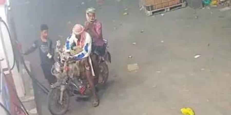 كاميرا مراقبة تكشف جريمة مروعة في تعز.. استدرجوه بذريعة “مشوار” وذبحوه بدم بارد