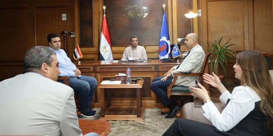 محافظ السويس يبحث مشروعات دعم ذوي الهمم والتمكين الإقتصادي