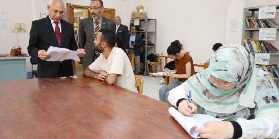 رئيس جامعة المنيا يتفقد امتحانات الطب البيطري بالمنيا الجديدة لضمان بيئة تعليمية