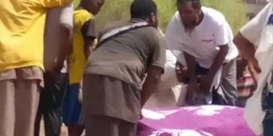 دموع وأكفان في عدن.. جنازة الشابة عبير تحمل رسالة للجميع