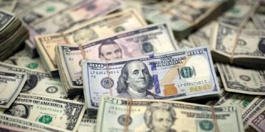 الدولار يتراجع مع تصاعد توترات التجارة
