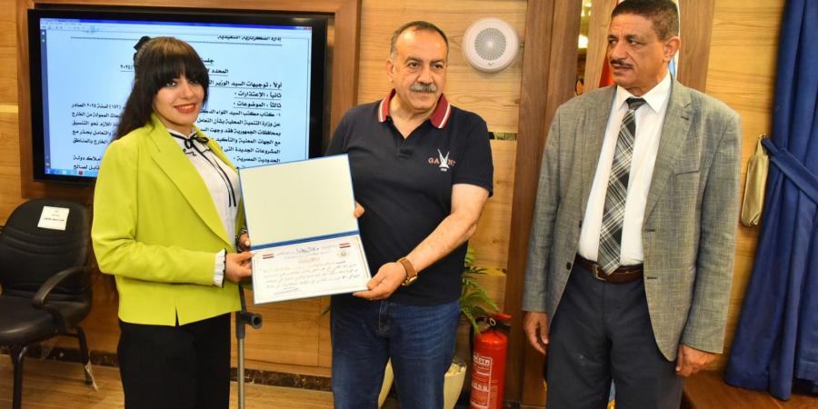 محافظ أسيوط يكرم موظفة بديوان المحافظة من ذوي الهمم