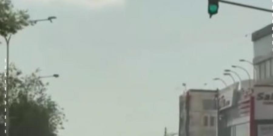 بالفيديو .. سائق تكسي يقود مركبته بطريقة متهورة في عمان