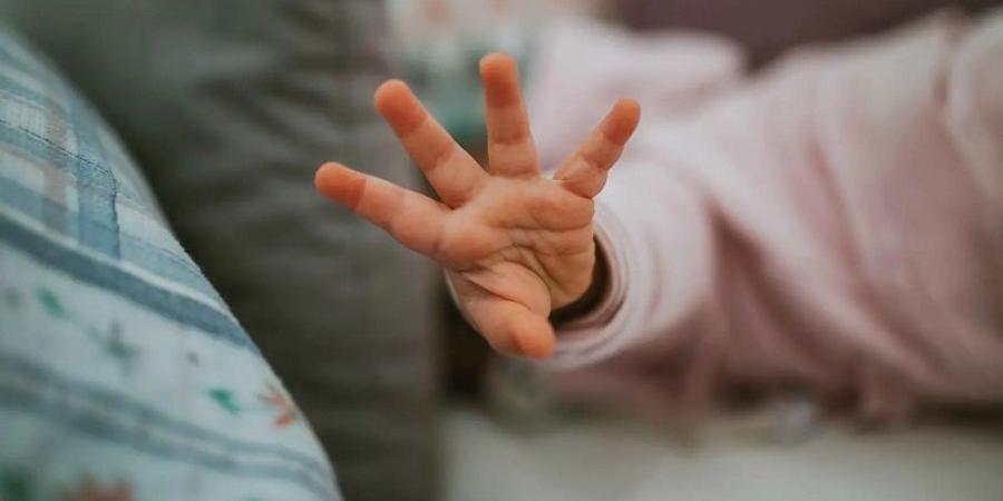 عمره عامان.. وفاة رضيع بعد أسابيع من التعذيب على يد جديه