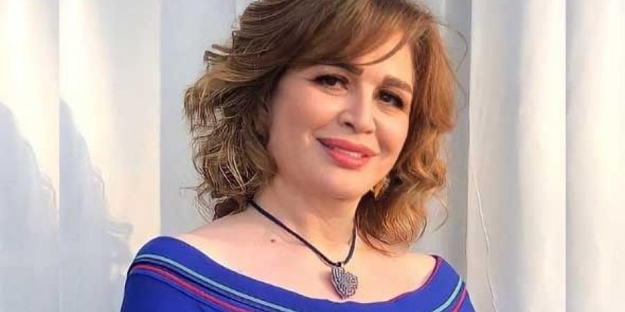 إلهام شاهين تردّ على متابِعة انتقدت صورها في الساحل الشمالي