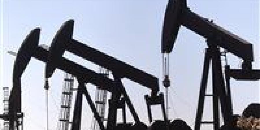 النفط يواصل الاستقرار دون 70 دولارًا وسط تراجع الطلب العالمي وثبات الإنتاج