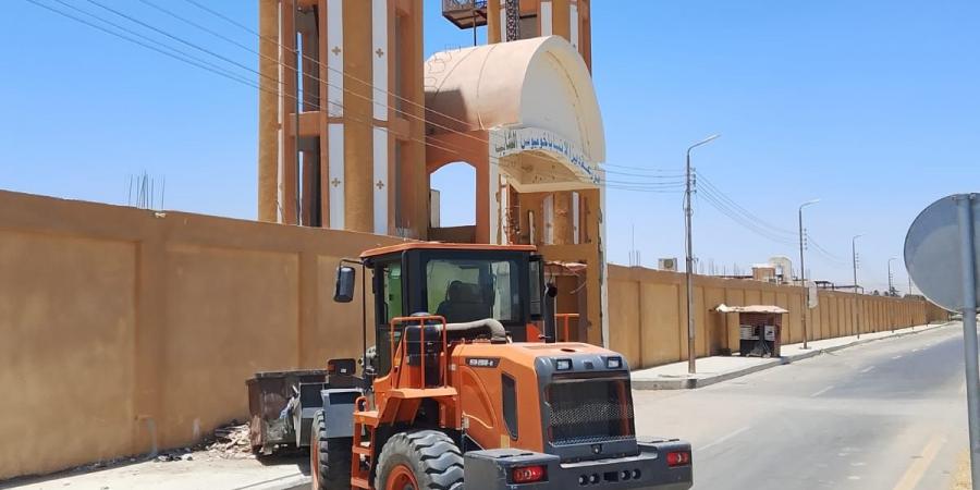 رفع 15 طن قمامة وتراكمات خلال حملة نظافة بحى المطار الأقصر