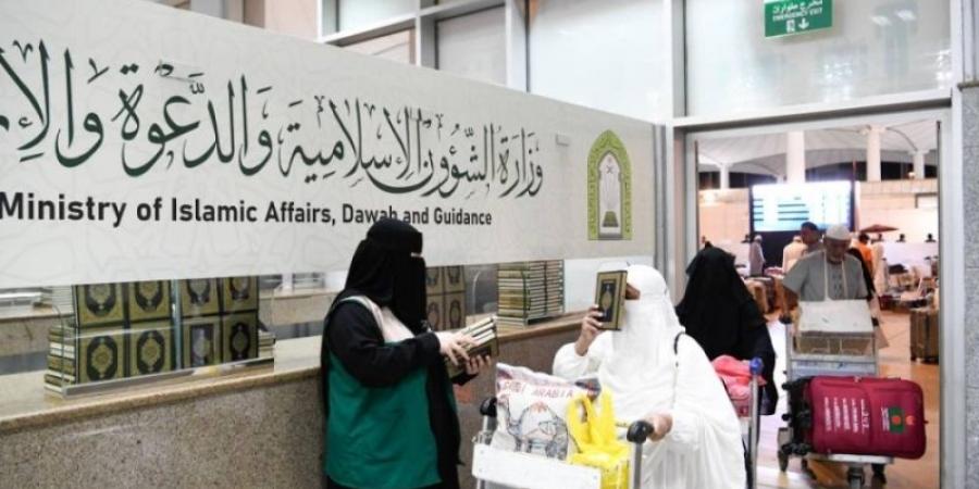 الشؤون الإسلامية تواصل توزيع هدية خادم الحرمين للحجاج المغادرين عبر مطار جدة