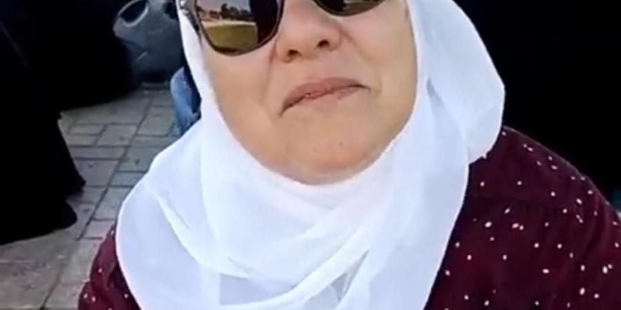 في أول أيام الثانوية العامة.. أم طالبة "متلازمه داون" بالإسماعيلية: "راضية ومبسوطة.. كفاية إنها بتقرأ وبتكتب ربنا مش هيضيع تعبي"