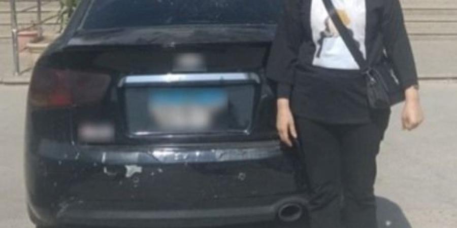 ضبط ربة منزل قامت بثنى لوحات سيارتها الملاكى بالقاهرة.. فيديو 