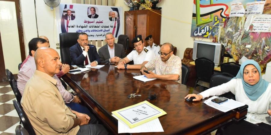 محافظ أسيوط يطمئن على الحالة الصحية للمراقبين المصابين في حادث