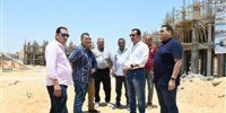 وزير الإسكان يتابع مشروعات المرافق والطرق بمشروع "ديارنا"