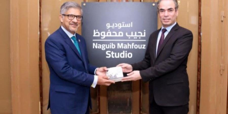 المسلماني يهدي سفير باكستان مجموعة أم كلثوم