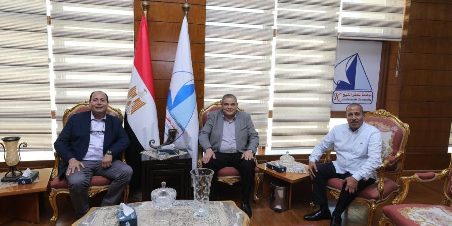 رئيس جامعة كفر الشيخ يستقبل مدير البرنامج الدولي لتربية الفراولة