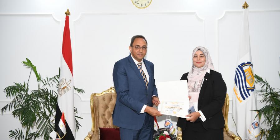 محافظ قنا يكرم أوائل البرامج التدريبية بمركزسقارة للتنمية المحلية