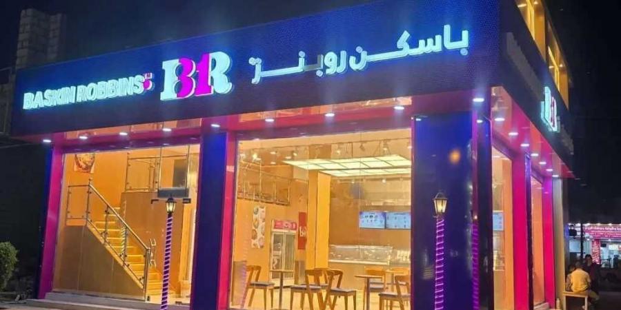 أربع مسلحين مجهولين يقتحمون ويدمرون فرع وكالة ”باسكن روبنز” العالمية للآيس كريم في مأرب