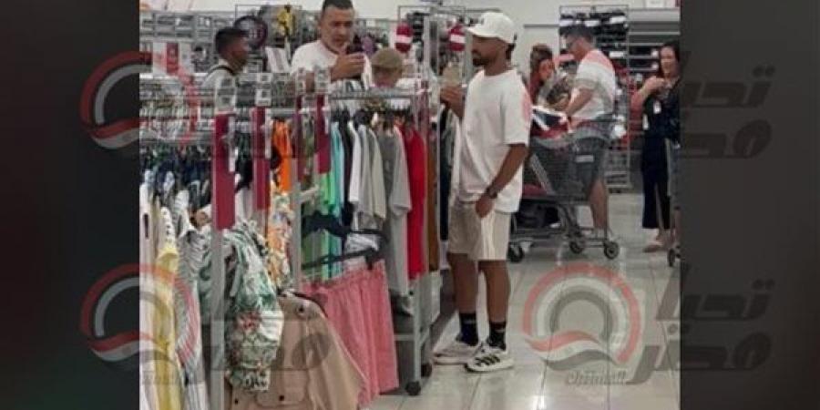 كاميرا تحيا مصر: ظهور مروان عطية في أحد مولات أمريكا برفقة عصام الحضري بعد الخسارة من بالميراس