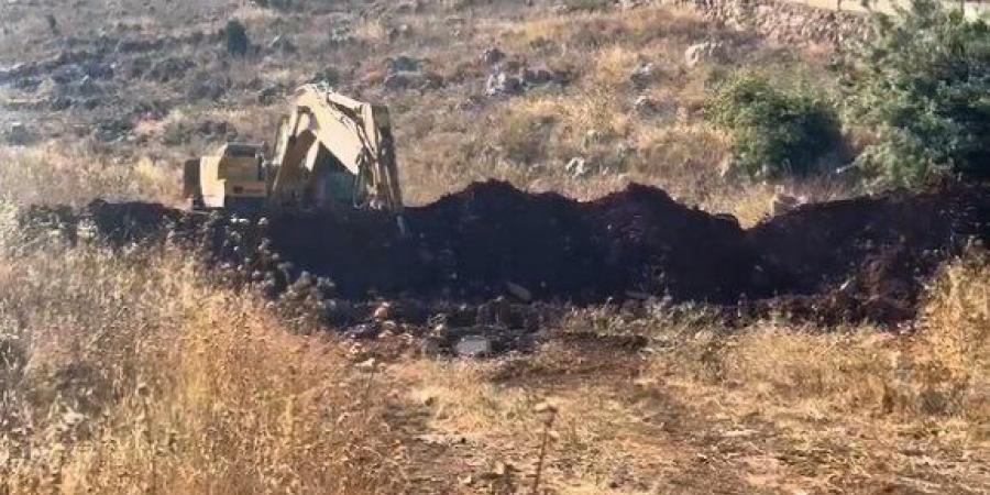 العدو يستخدم حفارة لبنانية لحفر خندق قرب ميس الجبل