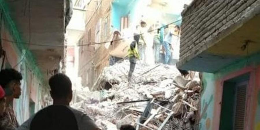 استخراج جثة سيدة وطفلها من أسفل انقاد عقار حدائق القبة المنهار