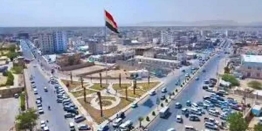 ”لماذا ننبهر بما في مأرب؟”.. سؤال من صحفي تعزي عن تردي الخدمات في مدينته