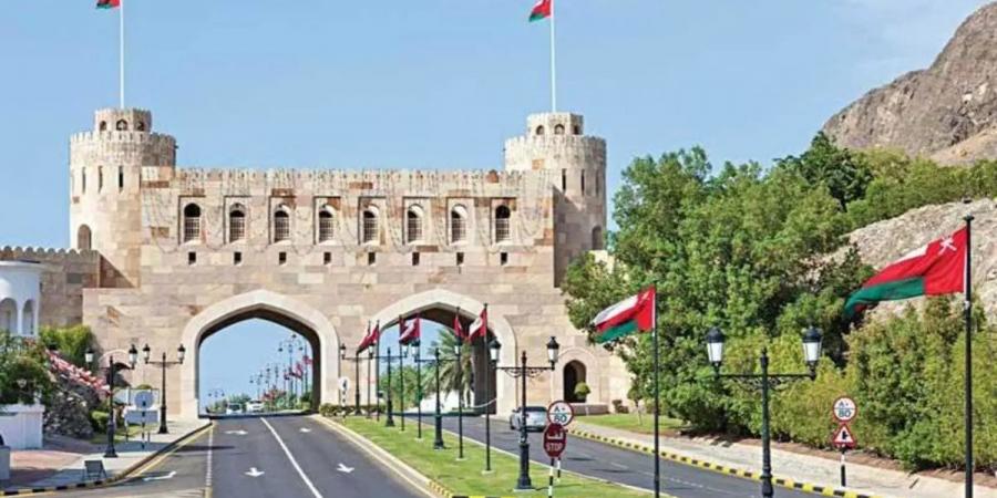 عُمان تقر ضريبة دخل بنسبة 5% على الأفراد بدءاً من 2028