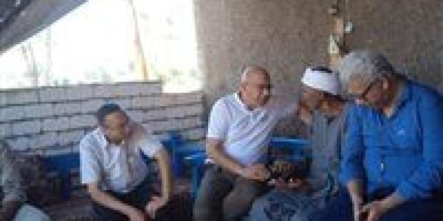 الاعتذار وصل لحد باب البيت.. وكيل صحة قنا يزور مريضًا تضرر من الإهمال الطبي