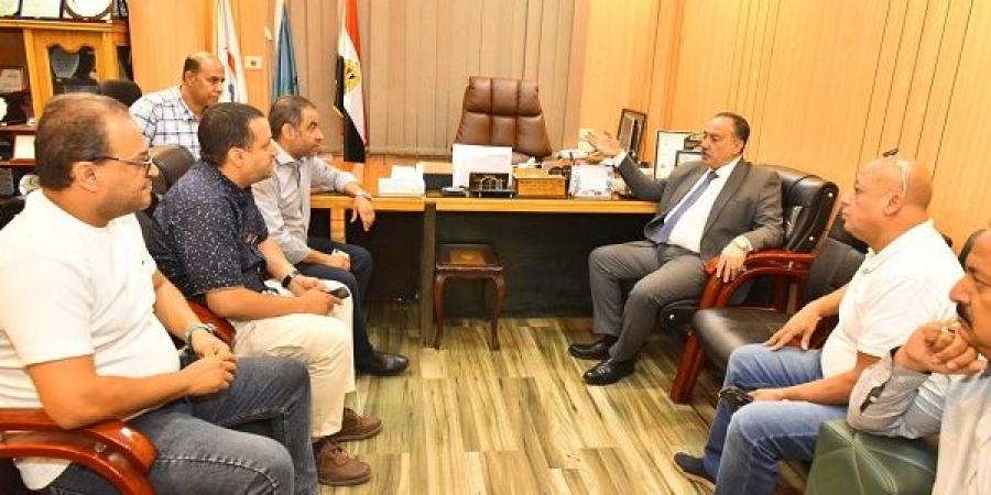 محافظ أسيوط يبحث آليات دعم المنظومة الصحية وتحسين مستوى الخدمات