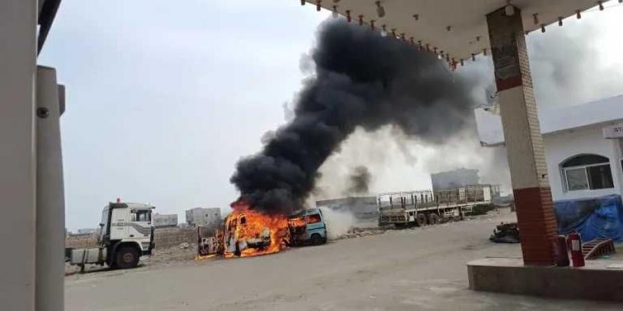 اندلاع حريق هائل يدمّر باصين في مدينة عدن صباح اليوم السبت