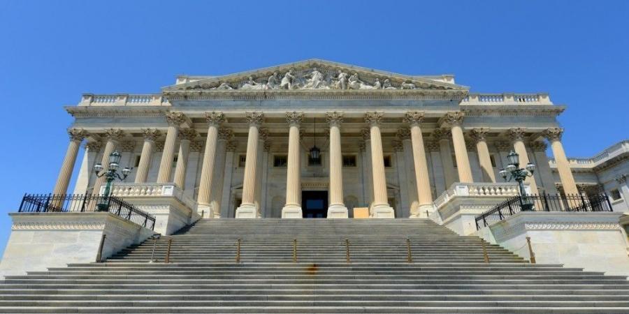 زعيم الديمقراطيين في مجلس النواب: هجوم الولايات المتحدة على إيران "يهدد بتورط أميركا" في الحرب